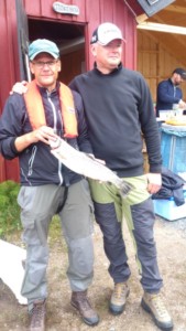 Team Melle med dagens enda godkända fisk. En öring på 1,6kg ( rensad), räckte till seger i årets KM. De kan därför titulera sig mästare för andra året i rad. I det något bistra vädret gav fem Team sig ut denna dag. Det ryktas även att en gast haft med sig två bananer i matsäcken denna dag. Det skulle i så fall kunna förklara det tröga fisket denna gång.